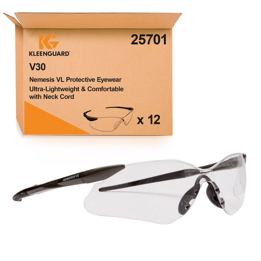 Eine transparente KleenGuard® V30 Nemesis™ Schutzbrille mit schwarzen Bügeln wird vor einer braunen Schachtel der Kimberly-Clark GmbH mit der Aufschrift "Beschlagfrei-Beschichtung, 1 Karton x 12 Brillen" gezeigt. Die Packung enthält zwölf Schutzbrillen.