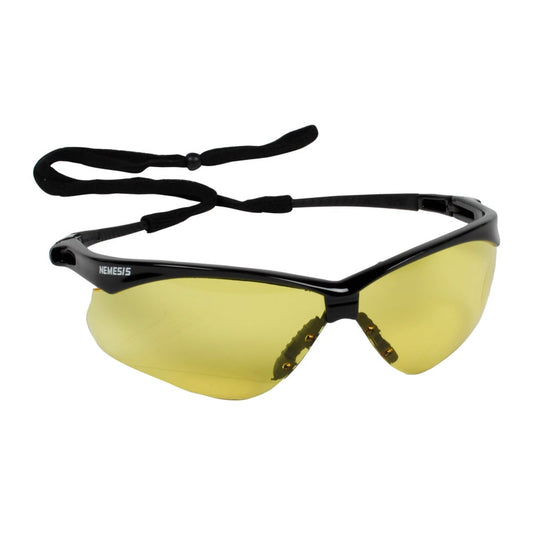 Ein Karton (12x) KleenGuard® V30 Nemesis™ Schutzbrille von Kimberly-Clark GmbH in Karamell, mit UV-Schutz und verstellbaren Bändern für zuverlässigen Augenschutz. "NEMESIS" ist auf dem linken Arm sichtbar.
