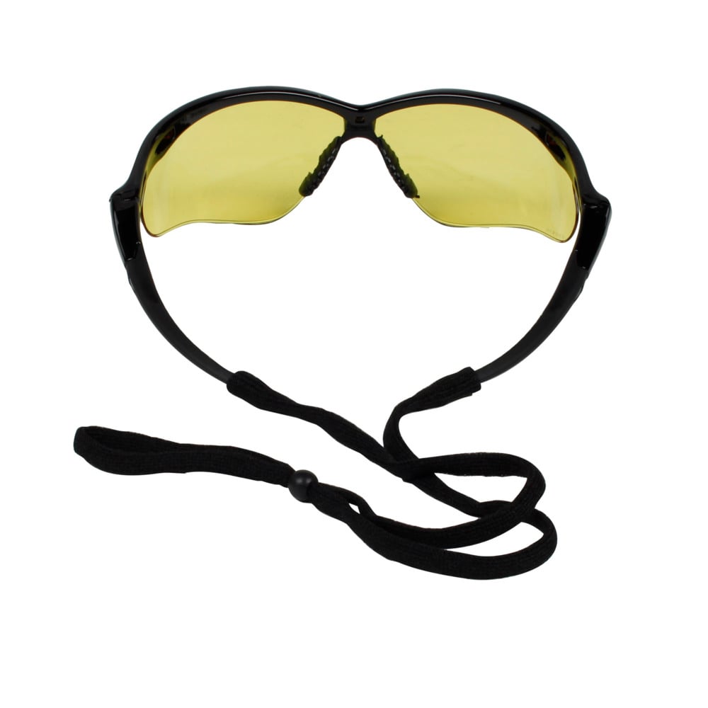 Die Kimberly-Clark GmbH KleenGuard® V30 Nemesis™ Schutzbrille in Karamell wird in einem Karton mit 12 Gläsern geliefert und bietet zuverlässigen UV-Schutz und optimalen Augenschutz mit einem verstellbaren Band für Komfort.
