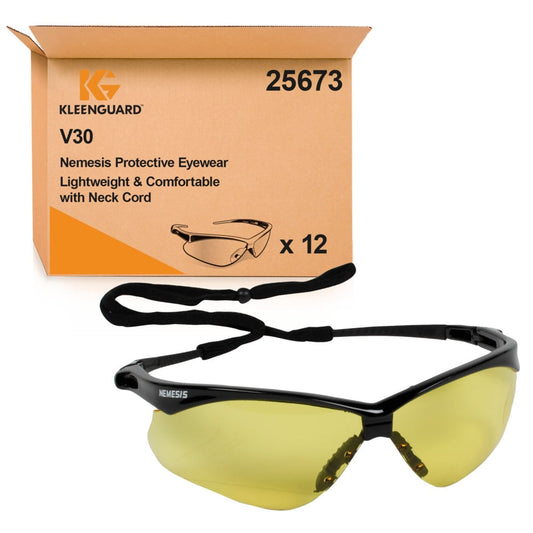 Eine Schachtel mit der Aufschrift "KleenGuard® V30 Nemesis™ Schutzbrille - Caramel" der Kimberly-Clark GmbH ist hinter einer gelb getönten, schwarz gerahmten Schutzbrille mit Umhängekordel zu sehen, die UV- und Augenschutz bietet. Ein Karton enthält 12 Brillen.