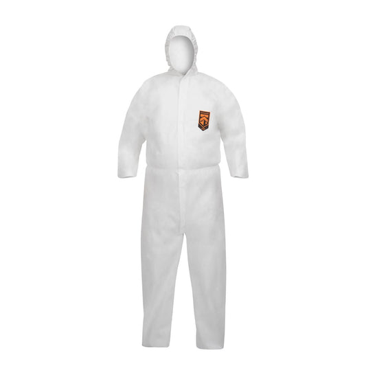 Ein weißer KleenGuard® A40 Schutzanzug gegen Flüssigkeiten und Partikel mit Kapuze von Kimberly-Clark GmbH, mit langen Ärmeln, Beinbedeckung und orange-schwarzem Schild-Logo auf der linken Brust, präsentiert an einer neutralen Schaufensterpuppe.