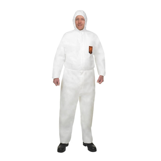 Eine Person steht mit dem Gesicht nach vorne und trägt einen Kimberly-Clark GmbH KleenGuard® A40 Schutzanzug gegen Flüssigkeiten und Partikel mit Kapuze (Weiß), schwarze Schuhe und ein kleines orange-schwarzes Brustabzeichen vor einem einfarbig weißen Hintergrund.