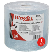 Das WypAll® L20 Papierwischtuch für Instandhaltungsarbeiten Großrolle in Blau von Kimberly-Clark GmbH enthält 1 Rolle mit 500 Tüchern, ist in Folie verpackt und trägt ein Label mit Produktinfos; ein rotes Symbol weist auf den Einzelrolleninhalt hin.