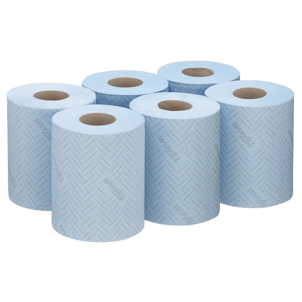 Sechs WypAll® Reach™ Papierwischtuchrollen der Kimberly-Clark GmbH für Lebensmittel & Hygiene sind in zwei Dreierreihen angeordnet, jeweils mit blauem Fischgrätenmuster und "WYPALL"-Logo, perfekt für den Hygienebedarf in der Lebensmittelverarbeitung.