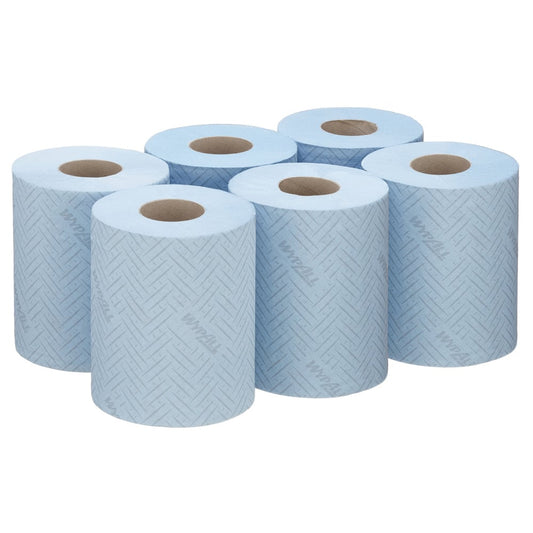Sechs WypAll® Reach™ Papierwischtuchrollen der Kimberly-Clark GmbH für Lebensmittel & Hygiene sind in zwei Dreierreihen angeordnet, jeweils mit blauem Fischgrätenmuster und "WYPALL"-Logo, perfekt für den Hygienebedarf in der Lebensmittelverarbeitung.