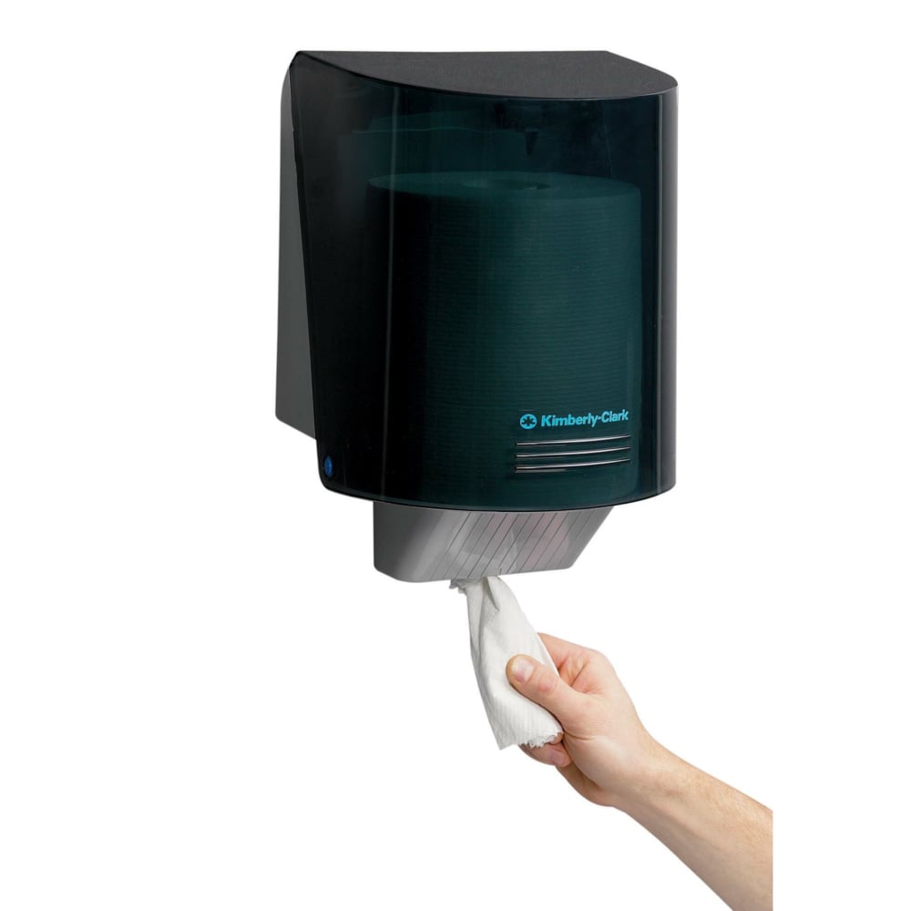 Eine Hand zieht ein Papierhandtuch aus dem wandmontierten Kimberly-Clark Professional™ Wischtuch-Spender - Zentralentnahme in Grau, der für hygienische Wischtuchentnahme sorgt. Marke: Kimberly-Clark GmbH. 1 Spender | Karton (1 Spender).