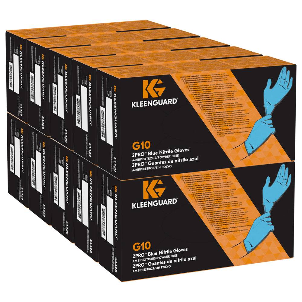 Abgebildet ist ein Stapel KleenGuard® G10 Blaue Nitril-Handschuhe (Kimberly-Clark GmbH) in schwarzen und orangefarbenen Schachteln. Das Bild zeigt blaue Handschuhe, wichtige Produktdetails und "Chemikalienschutz" auf jedem Karton mit 10 x 100 Handschuhspendern.