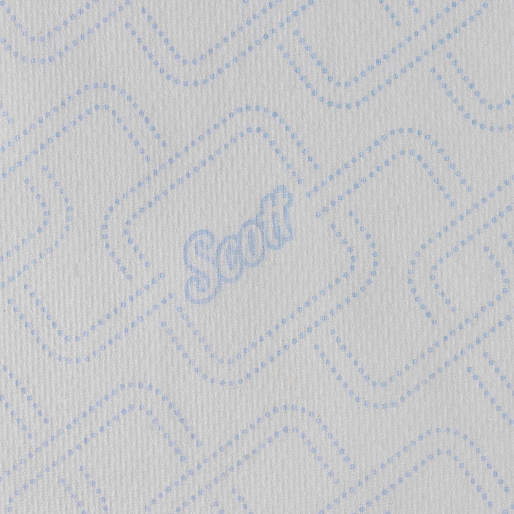 Die Nahaufnahme eines Scott® Control™ Handtuchs - Rolle / Weiß der Kimberly-Clark GmbH zeigt die blauen geometrischen Punkte, das "Scott"-Logo und die Textur des weißen Papierhandtuchs, die seine hygienische Wirksamkeit beim Händetrocknen unterstreichen.