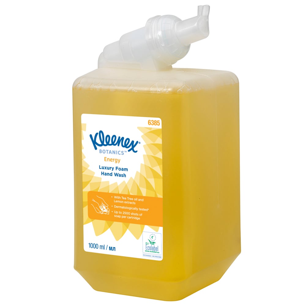 Eine rechteckige, klare 1-Liter-Kassette Kleenex® Botanics™ Luxury Foam Hand Wash von Kimberly-Clark GmbH in Gelb mit natürlichen Inhaltsstoffen, einer abgewinkelten Spenderdüse und einem orangefarbenen Etikett mit Details und Inhaltsstoffen. Die Schachtel enthält 6 Kassetten.