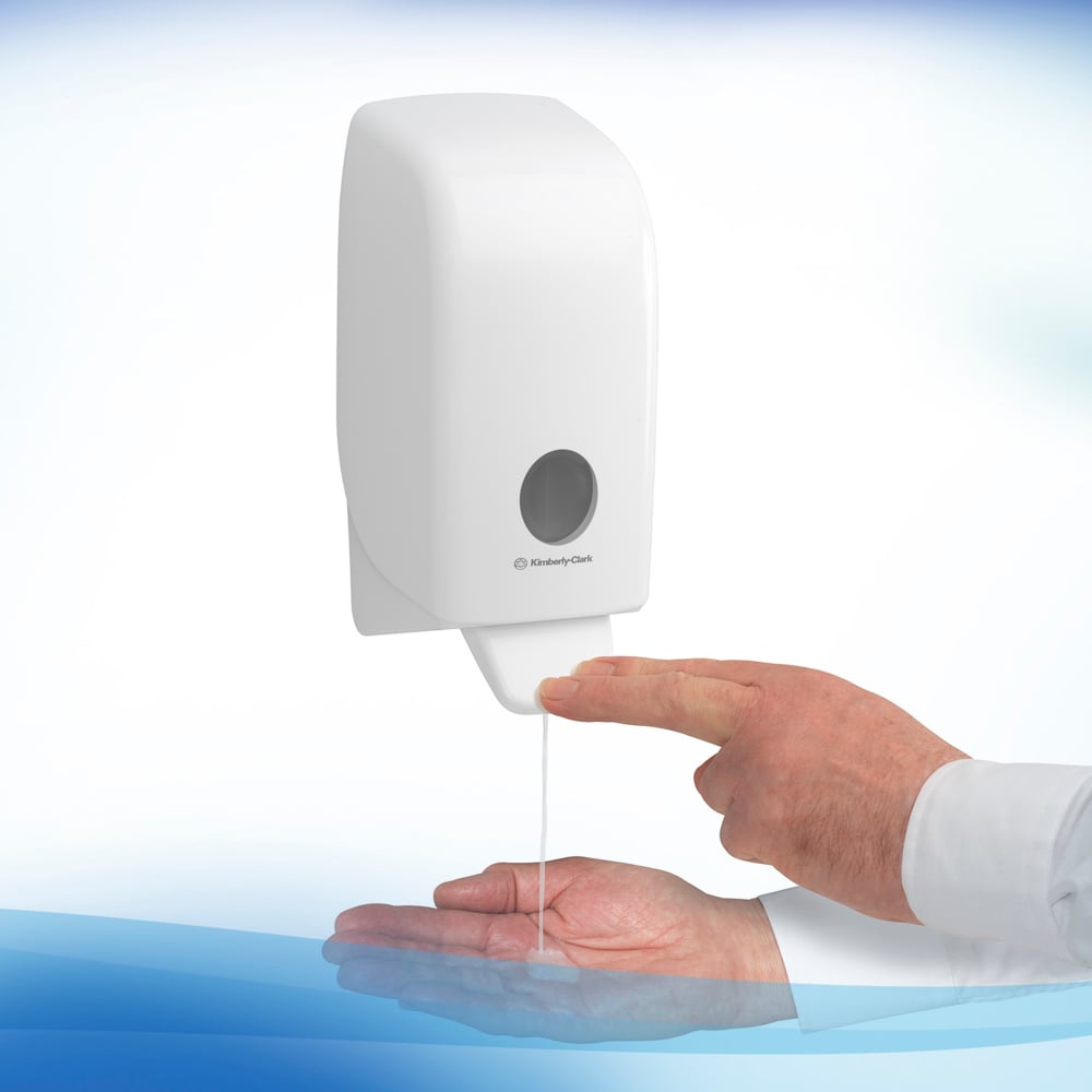 Eine Person benutzt einen Spender der Kimberly-Clark GmbH Scott® Anti Bac Foam Soap (1L transparente Kassette, 6 pro Karton) mit einer Hand und fängt den antibakteriellen Schaum für eine effektive Hygiene in Waschräumen auf.