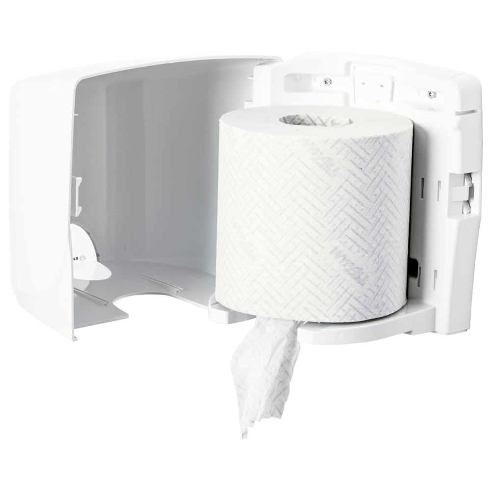 Ein Kimberly-Clark Aquarius™ Wischtuch-Spender - Roll Control in Weiß wird mit geöffnetem Deckel an der Wand montiert und zeigt eine große Rolle und ein Blatt, das für die hygienische Reinigung bereit ist - perfekt für die kontrollierte Ausgabe.