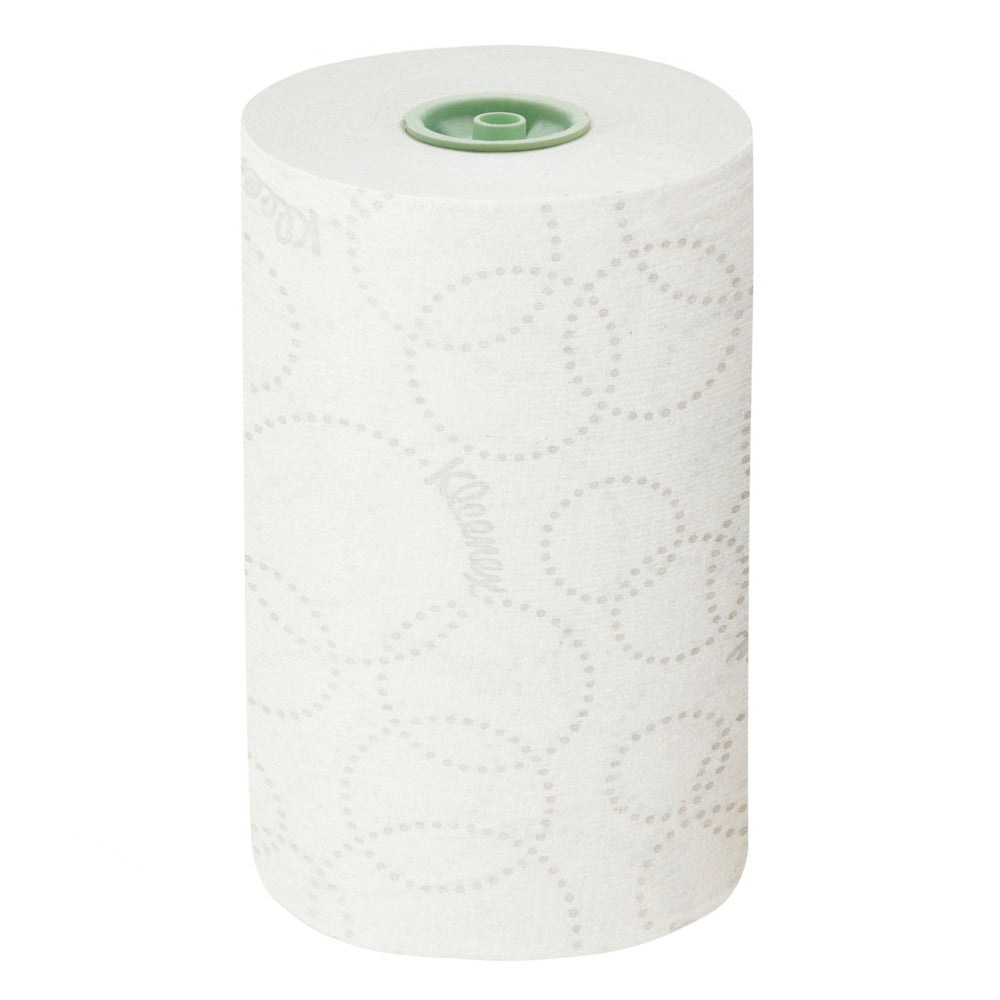 Eine weiße Kleenex® Ultra™ E-roll Slimroll™ 2-lagige Papierhandtuchrolle der Kimberly-Clark GmbH steht aufrecht auf einem unifarbenen Hintergrund mit einem schwach gepunkteten Kreismuster und einem grünen Kunststoffkern. 6x110m Rollen pro Karton.