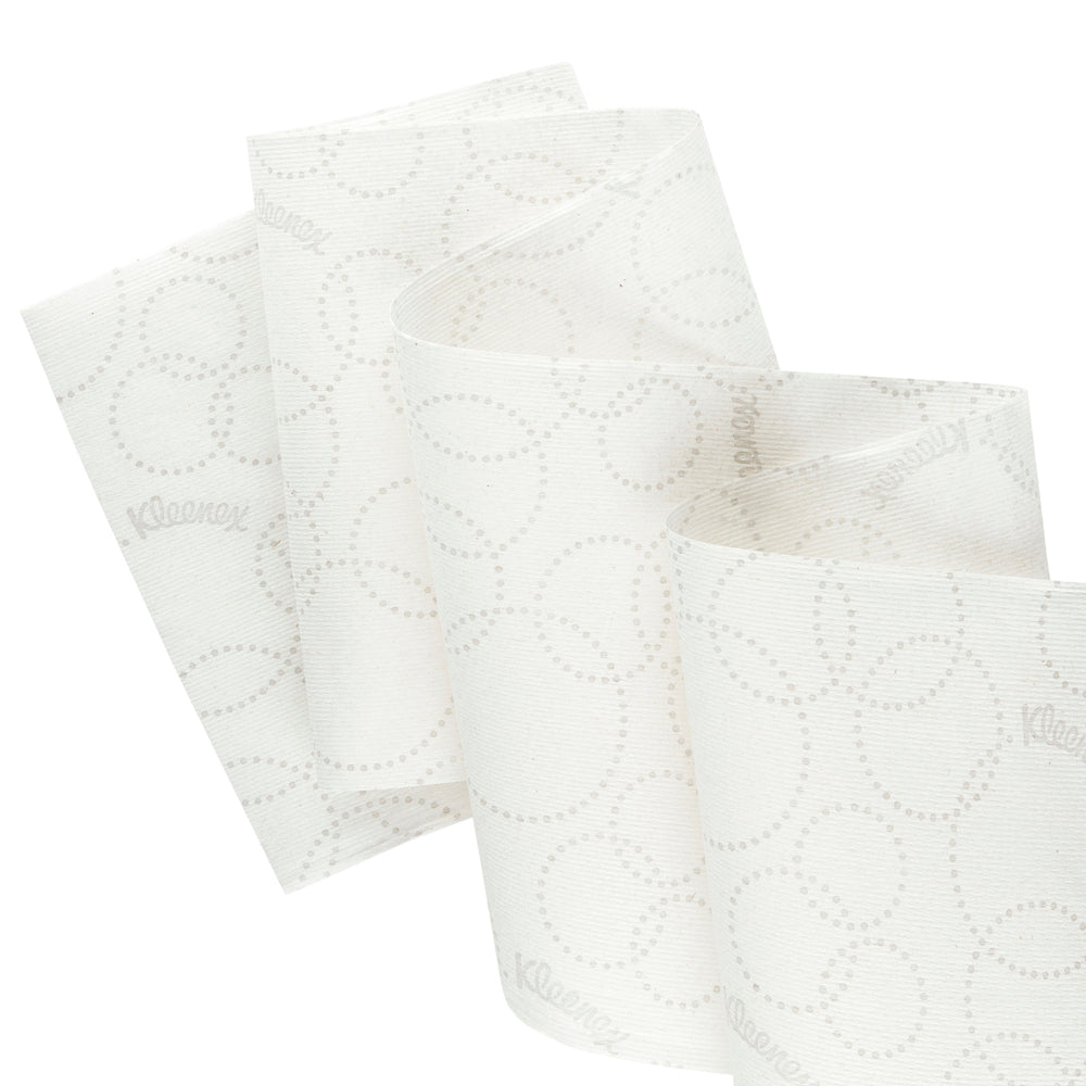 Eine 2-lagige weiße Kleenex® Ultra™ Rollenhandtücher E-roll Slimroll™ Papierhandtuchrolle (6x110m) der Kimberly-Clark GmbH mit dezentem, gepunktetem Kreismuster wird vor einem einfarbig weißen Hintergrund gezeigt.