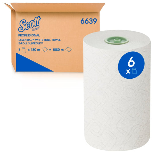 Eine große weiße Scott® Essential™ E-roll Slimroll™ liegt vor einer offenen Karton-Box von Kimberly-Clark GmbH. Ein blauer Sticker auf der Rolle zeigt "6x". Die einlagigen Rollenhandtücher sind in 6x180m Packung erhältlich.