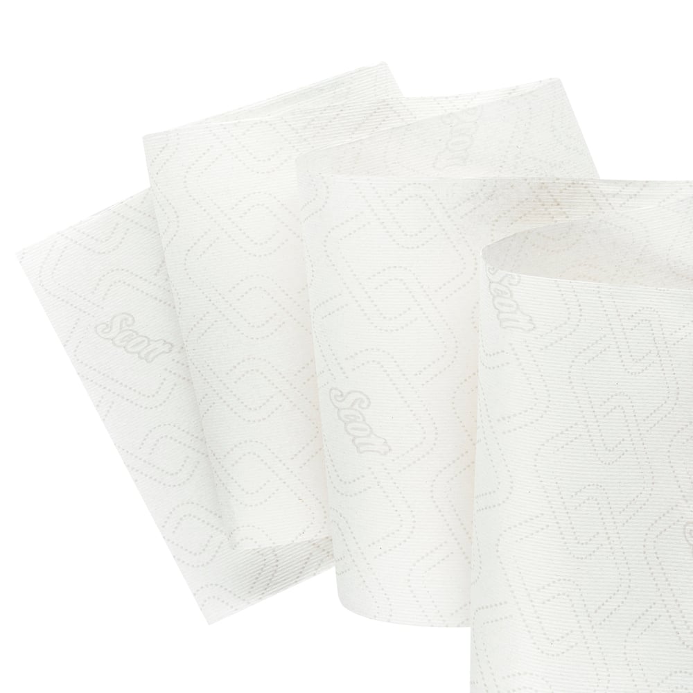 Drei teilweise abgerollte weiße Scott® Essential™ Rollenhandtücher Slimrolls (1 Lage, 6x180m) der Kimberly-Clark GmbH mit dezentem Prägemuster und Branding auf einfarbigem Hintergrund sorgen für zuverlässigen Komfort.