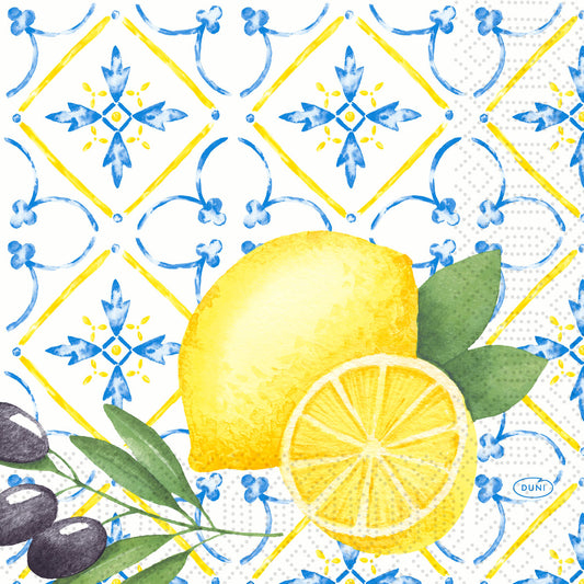 Ein lebhaftes Aquarell aus Zitronen, Blättern und schwarzen Oliven auf blau-gelbem, geometrischem Hintergrund ziert die Duni GmbH Zelltuchservietten 33 x 33 cm 3lagig Mediterrian | Packung (250 Servietten) und bringt mediterranes Flair auf den Tisch.