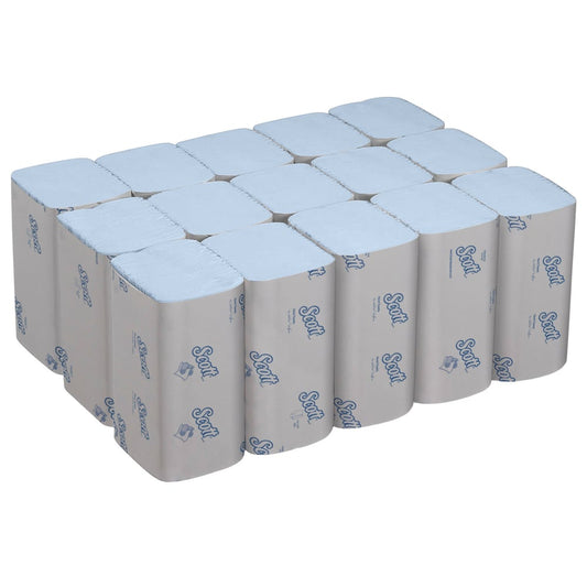 Eine Schachtel mit 15 Packungen Scott® Control™ Falthandtücher Interfold, blau, mittlere Größe, von Kimberly-Clark GmbH. Jede Packung enthält 240 Blatt, gestapelt auf weißem Hintergrund.