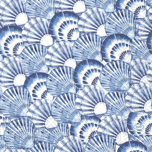 Ein Muster aus sich überlappenden blauen und weißen Fächermuscheln mit radialen Linien ziert die Duni GmbH Zelltuchservietten 33 x 33 cm 3-lagig 1/4 Falz Tide (Packung: 250 Servietten). Rechts unten befindet sich das Duni-Logo.