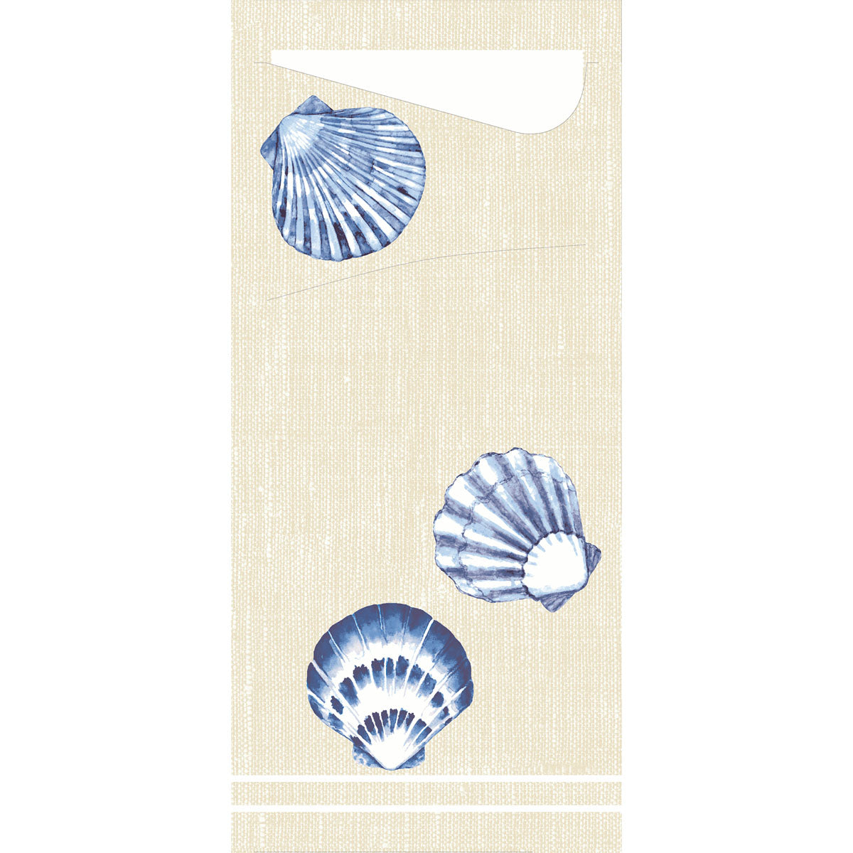 Das Sacchetto Zelltuch 190 x 85 mm der Duni GmbH ist ein beigefarbenes, rechteckiges Handtuch mit drei blauen und weißen Muschelmotiven quer über die Oberfläche, einer weißen Ecke und dünnen weißen Linien am oberen und unteren Rand.