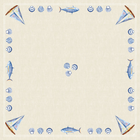 Die Dunicel-Mitteldecken 84 x 84 cm "Tide" der Duni GmbH zeigen ein beigefarbenes, quadratisches Design, das mit blauen Segelbooten, Fischen und Muscheln umrandet ist - ideal für eine maritime Tischdekoration. In der Mitte befinden sich drei Muscheln und eine leere Fläche. Die Packung enthält 20 Stück.