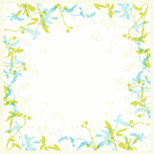 Eine quadratische Bordüre aus hellgrünen und blauen Blumen im Aquarellstil umrahmt die Dunisilk MD Tischdecke 84x84 cm Elise von Duni GmbH-hochwertige, wasserabweisende Tischdekoration im 20er Pack, deren zarte florale Konturen in die weiße Mitte übergehen.