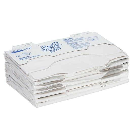 Ein Stapel Scott® Toilettensitzauflagen von Kimberly-Clark GmbH (weiß, 24 Beutel x 125 Packungen), mit blauem Schriftzug, ordentlich auf weißem Hintergrund für hygienische Toilettennutzung arrangiert.