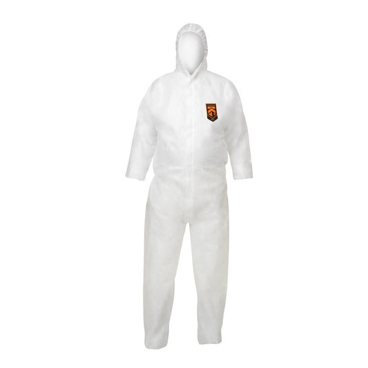Der weiße, atmungsaktive Schutzanzug KleenGuard® A20+ der Kimberly-Clark GmbH in XXXL hat lange Ärmel, eine Kapuze, einen Frontreißverschluss und ein orange-schwarzes Schildlogo auf der oberen linken Brust. Verkauft als 25 Kleidungsstücke pro Karton.