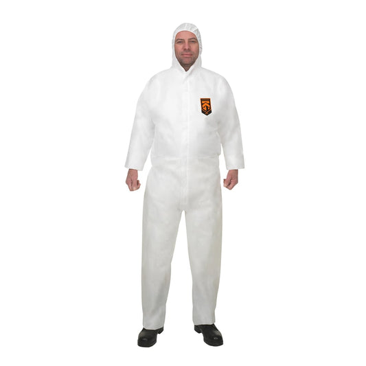 Eine Person steht mit Blickrichtung nach vorn in einem weißen Kimberly-Clark® A20+ Atmungsaktiver Schutzanzug gegen Partikel mit Kapuze (XXXL), schwarzen Schuhen und einem schwarz-orangefarbenen linken Brustaufnäher vor einem einfarbig weißen Hintergrund.
