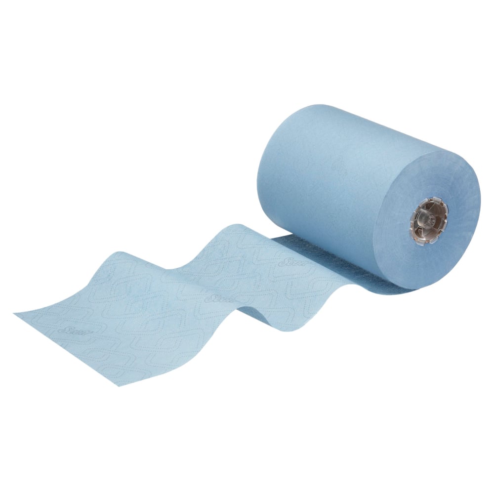 Ein teilweise ausgerolltes Scott® Essential™ Slimroll™ Handtuch (190m x 19,8cm) von Kimberly-Clark GmbH liegt auf einem weißen Hintergrund. Die hellblauen Papierhandtücher haben ein dezentes Rautenmuster, perfekt für umweltfreundliche Händetrocknung.