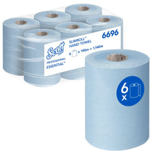 Sechs blaue Rollen Scott® Essential™ Slimroll™ Handtücher (190 m x 19,8 cm) von Kimberly-Clark GmbH, eine Rolle vorne, Verpackung hinten mit "6 x 190 m = 1.140 m", Produktcode 6696 - umweltfreundliche Händetrocknung.