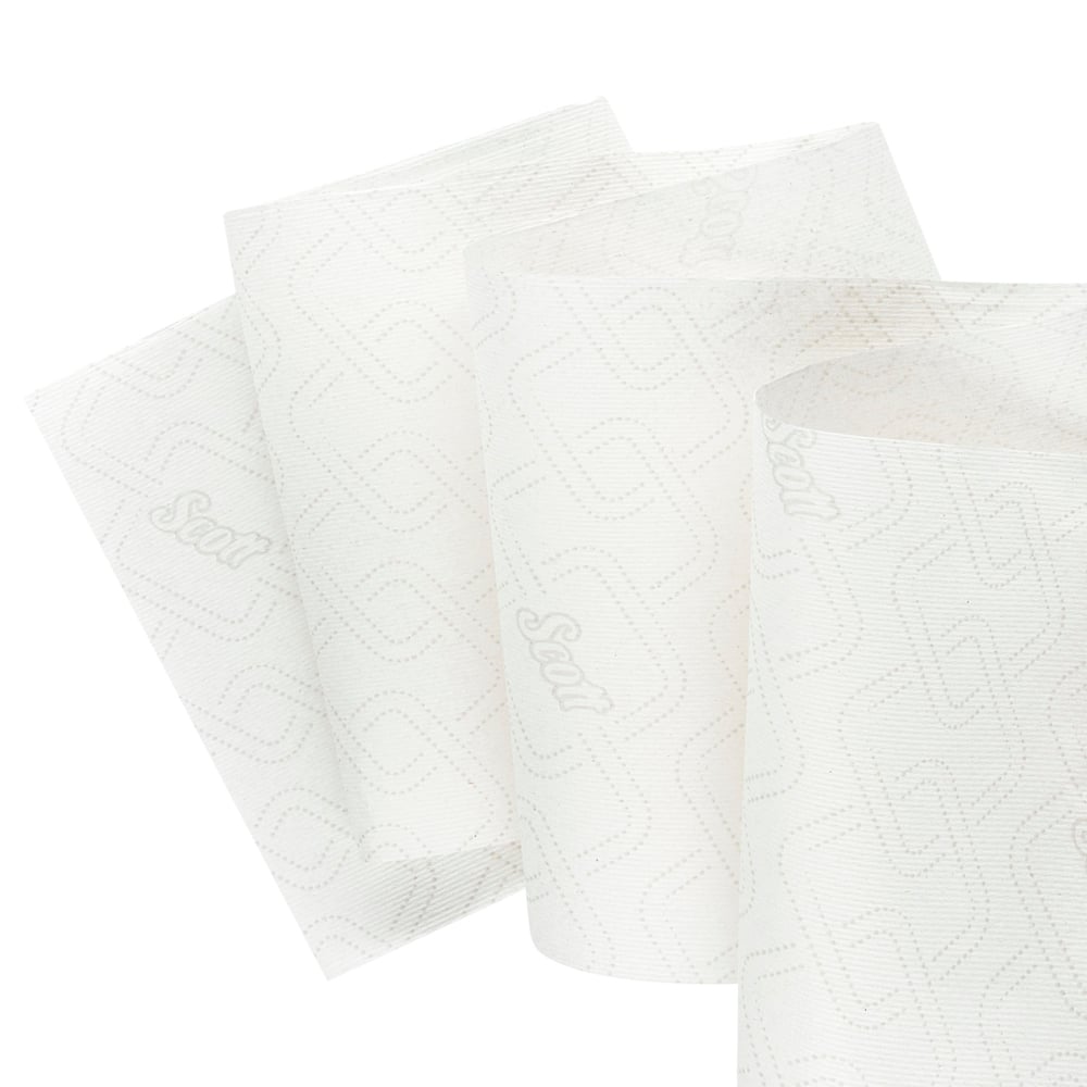 Drei gefaltete Scott® Essential™ Slimroll™ Handtücher von Kimberly-Clark GmbH, jedes mit einem dezenten geometrischen Muster und hellgrauem "Scott"-Aufdruck, ideal zum umweltfreundlichen Händetrocknen. Einfarbig weißer Hintergrund. Blattgröße: 190,00 m x 19,80 cm Rolle.