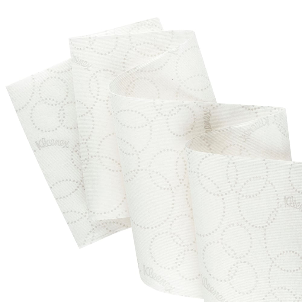 Nahaufnahme einer weißen Kleenex® Ultra™ Slimroll™ Handtücher Rolle der Kimberly-Clark GmbH mit dezentem Punktmuster und teilweisem Abrollen, um ihre Eignung für schmale Spendersysteme zu zeigen; 6 Rollen pro Karton.