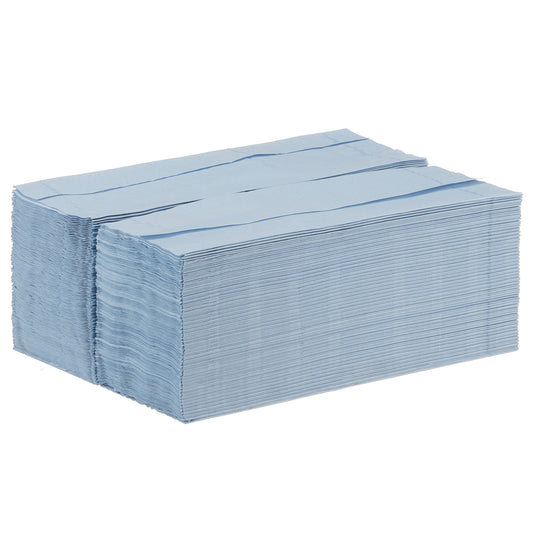 Ein Stapel hellblauer WypAll® L20 General Clean Reinigungstücher von Kimberly-Clark GmbH (1 BRAG™ Box, 280 Blatt) ist ordentlich gefaltet und in einer rechteckigen Form vor einem weißen Hintergrund angeordnet.