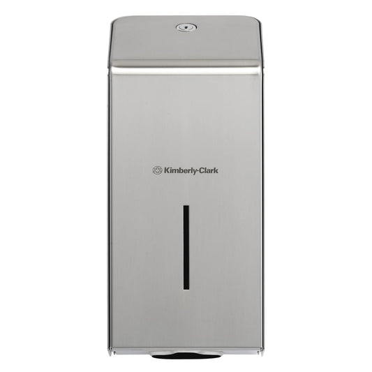 Der Kimberly-Clark Professional™ Edelstahl-Toilettenpapierspender der Kimberly-Clark GmbH wird an der Wand montiert und verfügt über ein rechteckiges Design, ein schmales vertikales Fenster zur Füllstandskontrolle und einen Verschluss oder Knopf an der Oberseite.