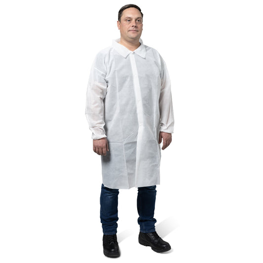 Ein Mann trägt einen weißen KleenGuard® KGA10 Leichter Schutzkittel für Besucher von Kimberly-Clark GmbH über einem Hemd mit Kragen, Jeans und schwarzen Schuhen und steht vor einem schlichten weißen Hintergrund.