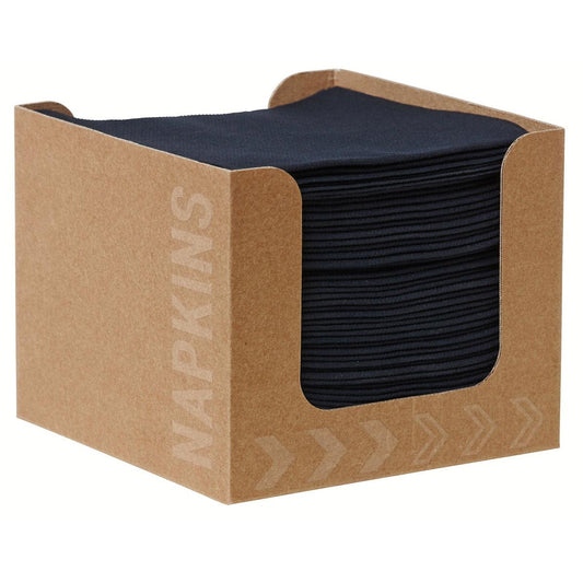 Eine Bio-Dunisoft-Serviettenbox 20 x 20 cm schwarz von Duni GmbH enthält ordentlich gestapelte schwarze Servietten, die durch den vorderen Ausschnitt mit der Aufschrift "NAPKINS" sichtbar sind.