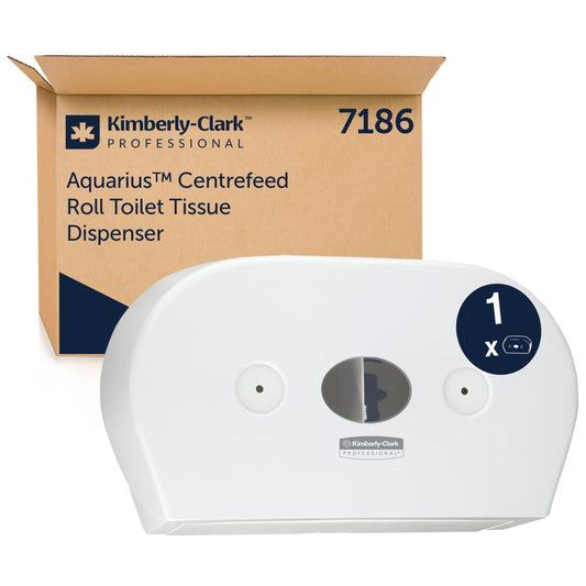 Ein weißer Aquarius™ Toilettenpapierspender - Zentralentnahme / Jumbo von Kimberly-Clark GmbH wird vor seiner braunen Markenverpackung präsentiert - ideal für stark frequentierte Waschräume, die Jumbo-Rollen verwenden.
