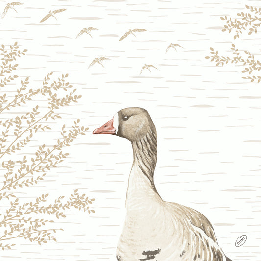 Eine realistische Gans steht inmitten von beigen Ästen und fliegenden Vögeln und bildet ein elegantes Motiv für die Duni GmbH Wood & Goose 62131 Servietten (60er-Pack) - ideal für stilvolle Tischdekoration auf hellem Hintergrund mit dezenten Linien.