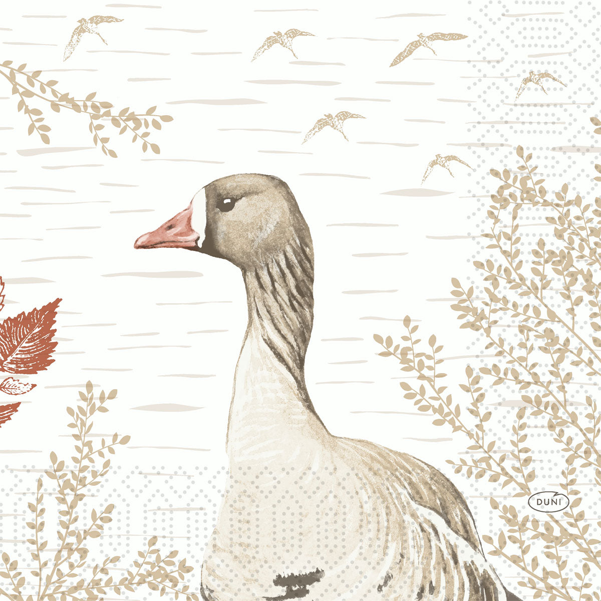 Die Duni GmbH Wood & Goose 51076 Packung (50 Servietten) zeigt eine Gans mit hellbraunem und weißem Körper inmitten von beigefarbenem Laub und fliegenden Vögeln, gestaltet in strukturierten, gedämpften Erdtönen für einen natürlichen, umweltfreundlichen Look.