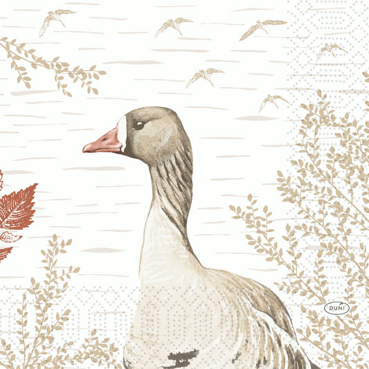 Die Duni GmbH Wood & Goose 51076 Packung (50 Servietten) zeigt eine Gans mit hellbraunem und weißem Körper inmitten von beigefarbenem Laub und fliegenden Vögeln, gestaltet in strukturierten, gedämpften Erdtönen für einen natürlichen, umweltfreundlichen Look.