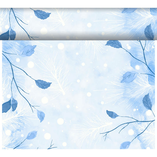 Ein hellblauer Hintergrund mit weißen Schneeflocken, kleinen weißen Punkten wie Schnee und blauen Zweigen ziert das Dunicel-Tete a Tete 0,4x24m von Duni GmbH - ideal als eleganter Tischläufer für Ihre winterliche Tischdekoration.