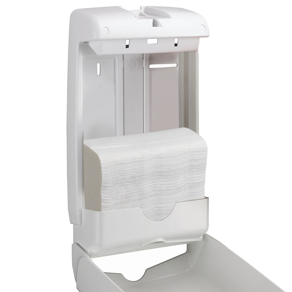 Ein weißer Kunststoff-Wandspender ist geöffnet und zeigt Scott® SLIMFOLD gefaltete Handtücher von Kimberly-Clark GmbH im Inneren. Das einfache Design bietet hygienisches Händetrocknen mit 16 Clips x 110 Blatt pro Karton (16 Packungen).
