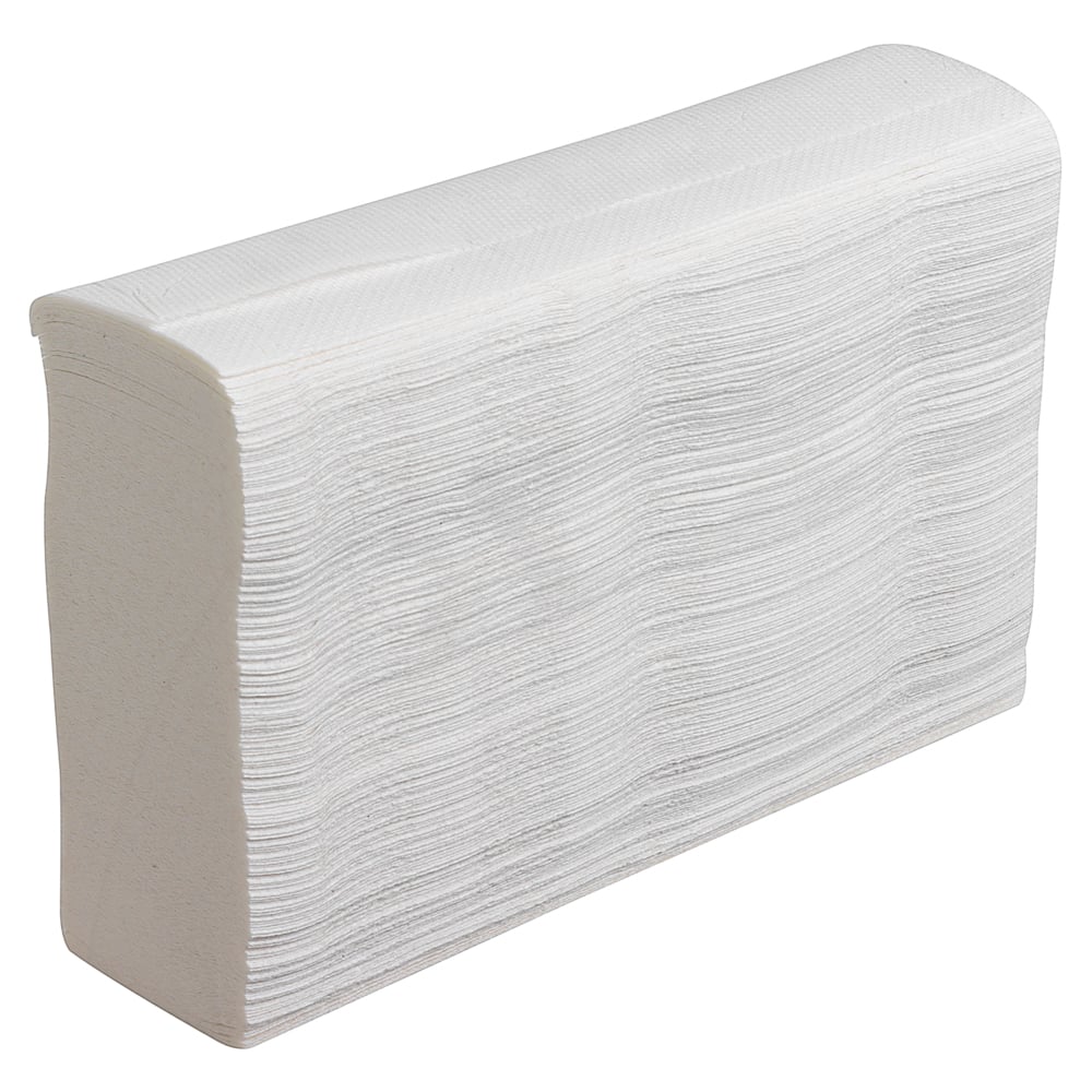 Ein Stapel Scott® SLIMFOLD Handtücher, gefaltet und weiß (16 Clips x 110 Blatt/Karton) von Kimberly-Clark GmbH, steht aufrecht auf weißem Hintergrund - ideal für hygienisches Händetrocknen.