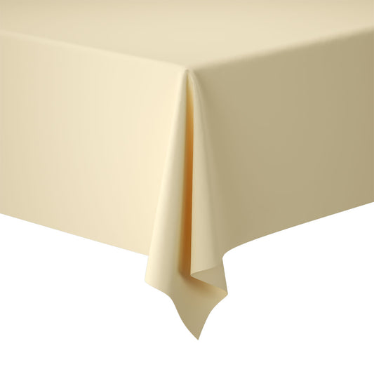 Die Nahaufnahme einer rechteckigen Tischecke, die mit einem hellbeigen Tuch drapiert ist, erinnert an eine elegante Umgebung, die an die cremefarbene 60343 | Packung (1 Stück) der Duni GmbH erinnert, deren raffinierter Farbton sich von dem strahlend weißen Hintergrund abhebt.