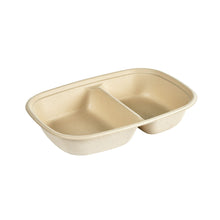 Ein brauner, rechteckiger Cube Bowl 400/500 ml der Duni GmbH aus PBAT/PLA-beschichteter Bagasse mit zwei Fächern und abgerundeten Kanten ist leer und schräg vor einem weißen Hintergrund abgebildet. Packungsgröße: 40 Stück (249x172x45 mm).