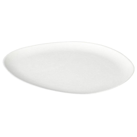 Ein schlichter weißer ovaler Teller Kiesel 27 cm aus unbeschichtem Bagasse (270x240x10 mm, Packung mit 50 Stück) der Marke Duni GmbH mit glatter Oberfläche, fotografiert vor weißem Hintergrund.