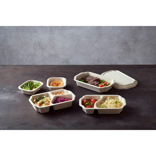 Auf einer dunklen Fläche stehen mehrere Tray Side Dish Fibre 1-Comp 55 mm Natur Coated Bagasse-Behälter der Duni GmbH, die jeweils verschiedene Speisen enthalten; eine Packung mit 320 Stück enthält einen Behälter mit teilweise geöffnetem Deckel.
