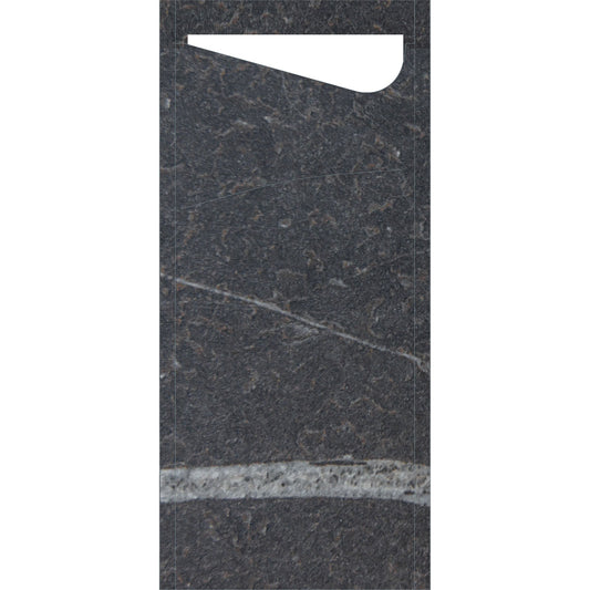 Ein rechteckiges Stück Marmor schwarz 57110 von Duni GmbH, strukturierte Oberfläche, zeigt einen horizontalen hellgrauen Streifen in der Nähe des Bodens und einen teilweise gebogenen Ausschnitt in der rechten oberen Ecke. Packung (100 Stück).
