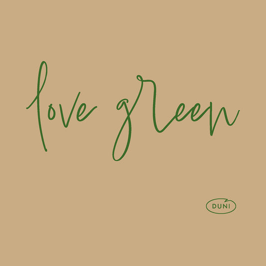 Handgeschriebener grüner Text auf beigefarbenem Grund lautet "love green". Ein kleines grünes ovales Logo in der Ecke zeigt "Duni". Perfekt für umweltbewusste Wahl: Love Green 62110 | Packung (180 Stück) von Duni GmbH.