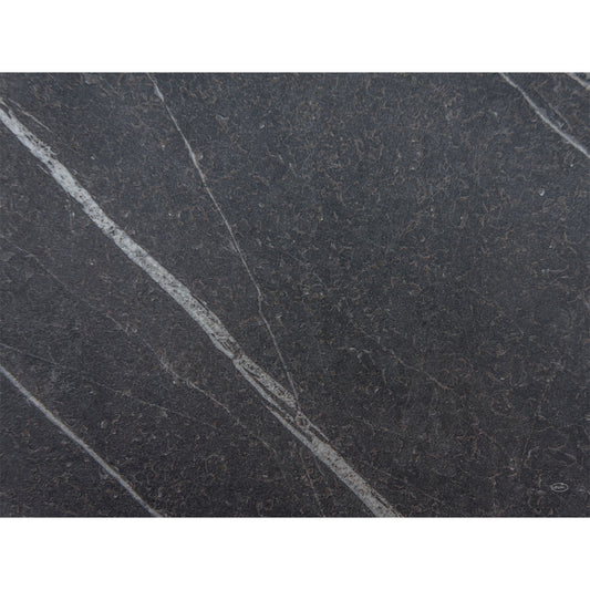 Die Nahaufnahme von Marble black 57084 von Duni GmbH (Packung mit 250 Stück) zeigt eine dunkelgraue Oberfläche mit subtilen weißen und hellgrauen Äderungen. Die glatte Textur und die feinen Sprenkel schaffen eine luxuriöse Atmosphäre.